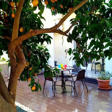 Sunny Orange Garden Apartment In Central Лиссабон Экстерьер фото