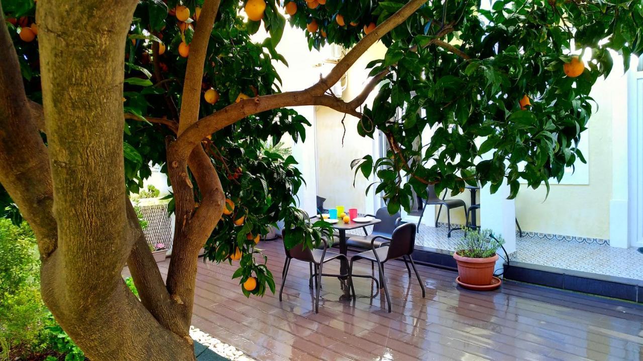 Sunny Orange Garden Apartment In Central Лиссабон Экстерьер фото